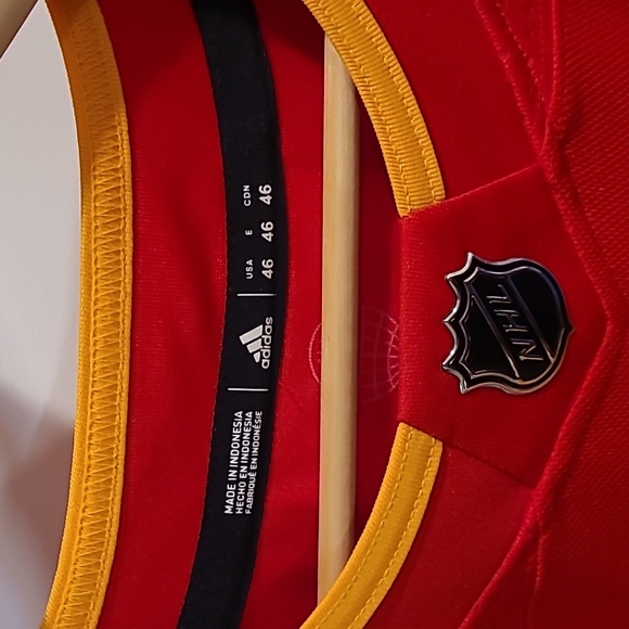 Calgary Flames Elias Lindholm Size 46 Home Jersey - Picture 2 of 4